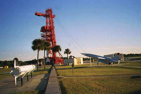 gantry.jpg (42283 bytes)